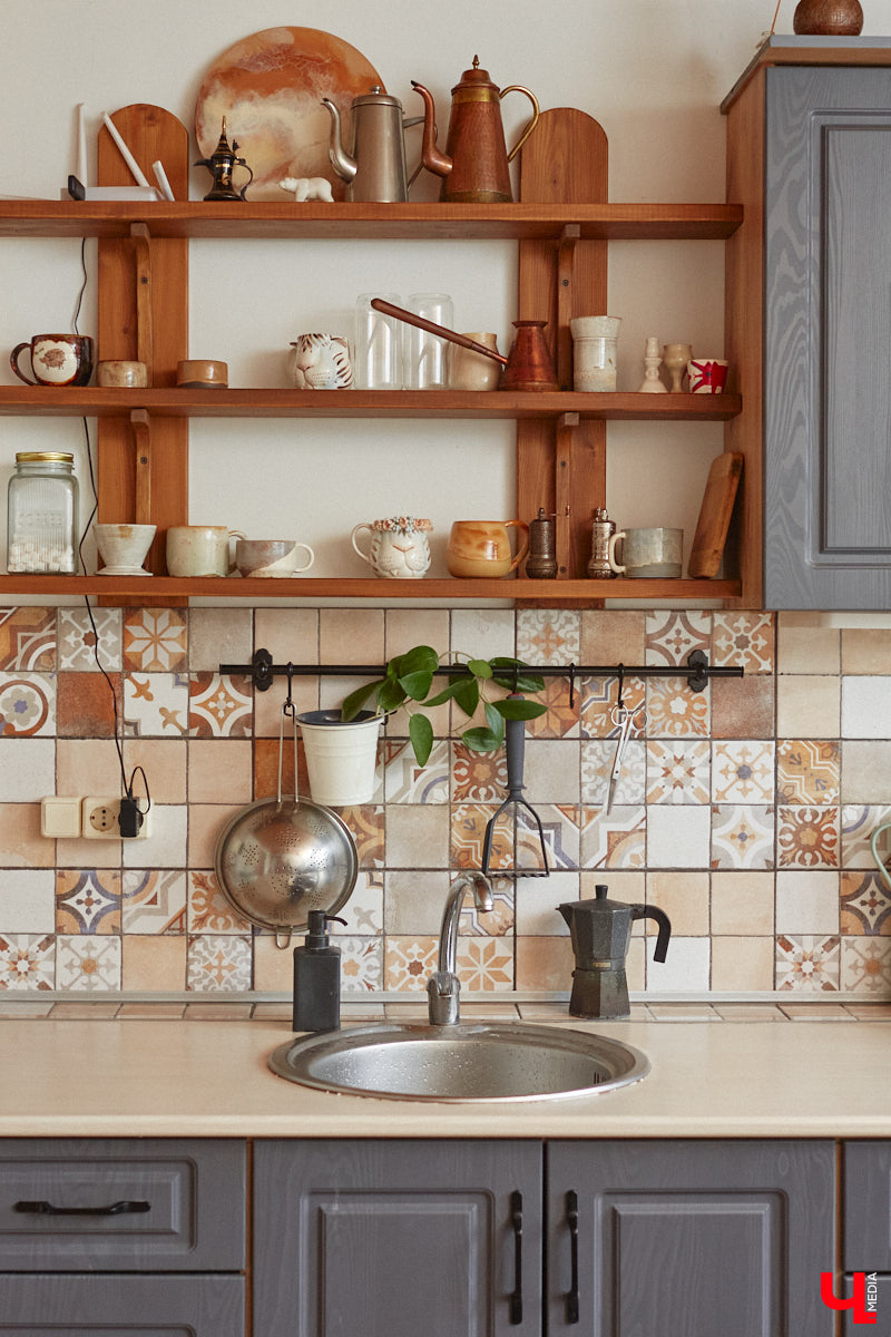 Неизвестно, появился        ли        бы уникальный арт-объект на        заборе в        Добром, если        бы у        керамиста Елизаветы Комаровой не        было дома с        собственной мастерской. Рассказываем про грандиозную реконструкцию семейного гнездышка на        перекрестке Погодина и        Восточной, где все сделано своими руками. А        главное        — с        любовью. Ну        и, разумеется, показываем, как из        заурядной сельской избы с        комнатами-клетушками владимирцы создали дом мечты с        совершенно неповторимым обликом.