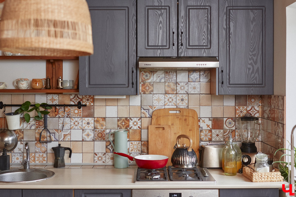 Неизвестно, появился        ли        бы уникальный арт-объект на        заборе в        Добром, если        бы у        керамиста Елизаветы Комаровой не        было дома с        собственной мастерской. Рассказываем про грандиозную реконструкцию семейного гнездышка на        перекрестке Погодина и        Восточной, где все сделано своими руками. А        главное        — с        любовью. Ну        и, разумеется, показываем, как из        заурядной сельской избы с        комнатами-клетушками владимирцы создали дом мечты с        совершенно неповторимым обликом.