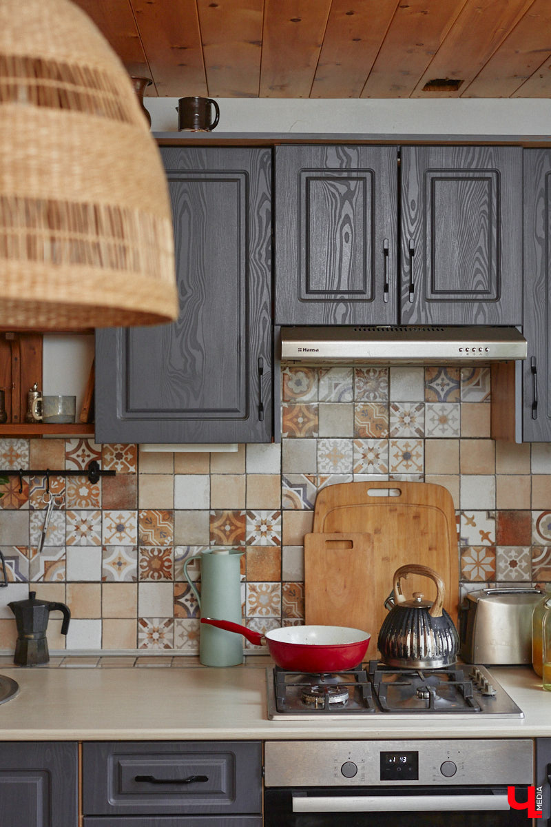 Неизвестно, появился        ли        бы уникальный арт-объект на        заборе в        Добром, если        бы у        керамиста Елизаветы Комаровой не        было дома с        собственной мастерской. Рассказываем про грандиозную реконструкцию семейного гнездышка на        перекрестке Погодина и        Восточной, где все сделано своими руками. А        главное        — с        любовью. Ну        и, разумеется, показываем, как из        заурядной сельской избы с        комнатами-клетушками владимирцы создали дом мечты с        совершенно неповторимым обликом.