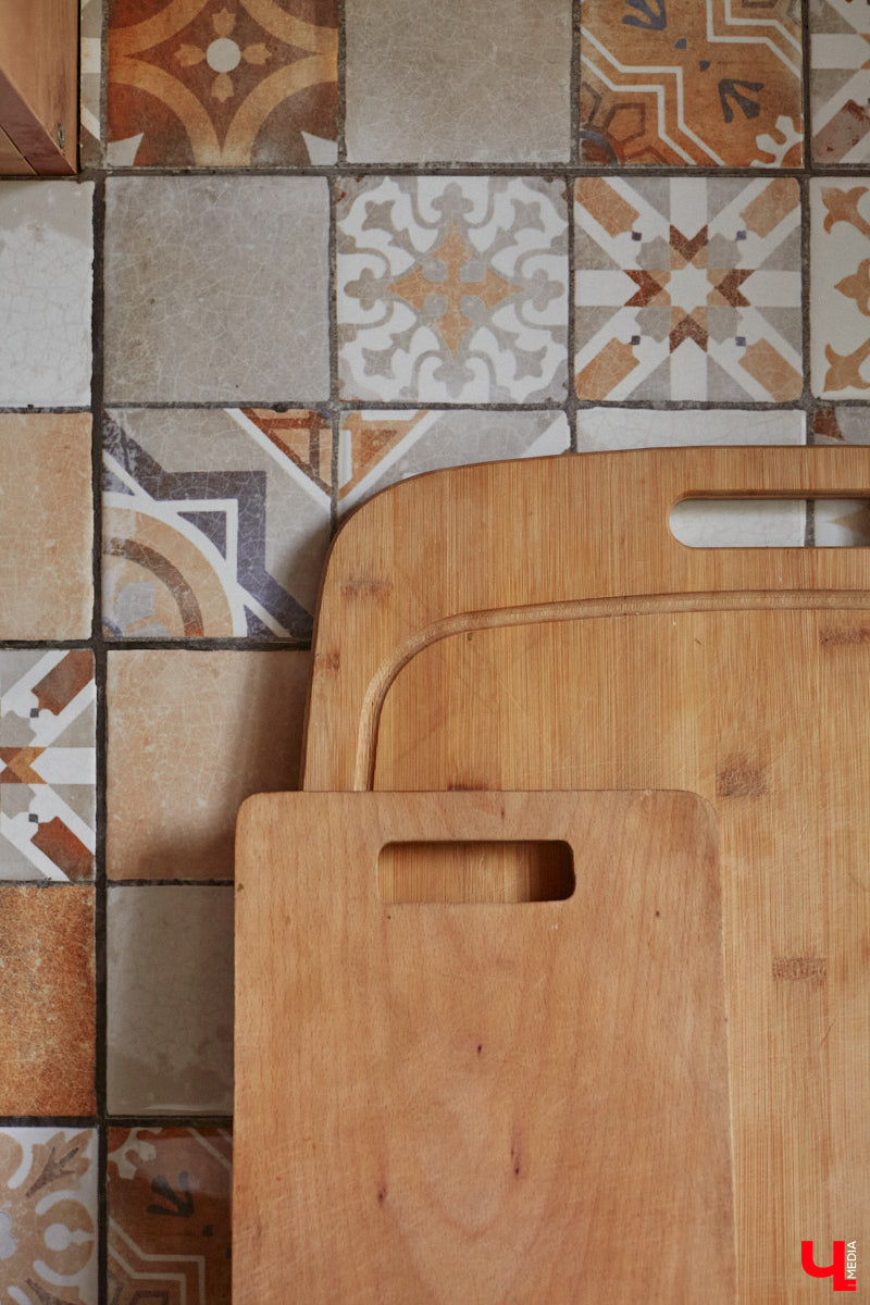 Неизвестно, появился        ли        бы уникальный арт-объект на        заборе в        Добром, если        бы у        керамиста Елизаветы Комаровой не        было дома с        собственной мастерской. Рассказываем про грандиозную реконструкцию семейного гнездышка на        перекрестке Погодина и        Восточной, где все сделано своими руками. А        главное        — с        любовью. Ну        и, разумеется, показываем, как из        заурядной сельской избы с        комнатами-клетушками владимирцы создали дом мечты с        совершенно неповторимым обликом.