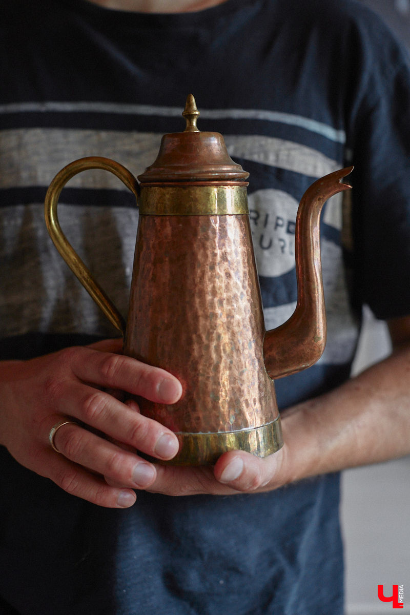 Неизвестно, появился        ли        бы уникальный арт-объект на        заборе в        Добром, если        бы у        керамиста Елизаветы Комаровой не        было дома с        собственной мастерской. Рассказываем про грандиозную реконструкцию семейного гнездышка на        перекрестке Погодина и        Восточной, где все сделано своими руками. А        главное        — с        любовью. Ну        и, разумеется, показываем, как из        заурядной сельской избы с        комнатами-клетушками владимирцы создали дом мечты с        совершенно неповторимым обликом.