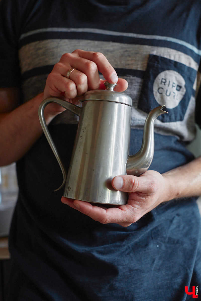 Неизвестно, появился        ли        бы уникальный арт-объект на        заборе в        Добром, если        бы у        керамиста Елизаветы Комаровой не        было дома с        собственной мастерской. Рассказываем про грандиозную реконструкцию семейного гнездышка на        перекрестке Погодина и        Восточной, где все сделано своими руками. А        главное        — с        любовью. Ну        и, разумеется, показываем, как из        заурядной сельской избы с        комнатами-клетушками владимирцы создали дом мечты с        совершенно неповторимым обликом.