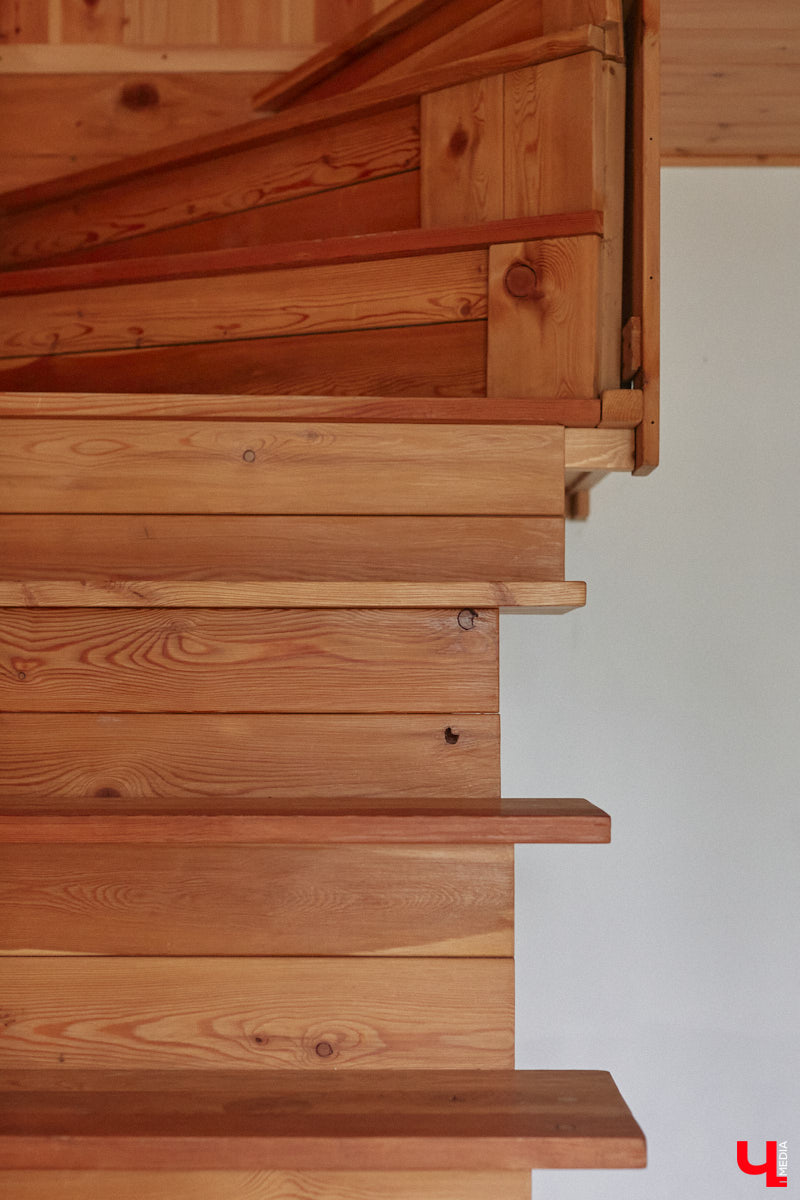 Неизвестно, появился        ли        бы уникальный арт-объект на        заборе в        Добром, если        бы у        керамиста Елизаветы Комаровой не        было дома с        собственной мастерской. Рассказываем про грандиозную реконструкцию семейного гнездышка на        перекрестке Погодина и        Восточной, где все сделано своими руками. А        главное        — с        любовью. Ну        и, разумеется, показываем, как из        заурядной сельской избы с        комнатами-клетушками владимирцы создали дом мечты с        совершенно неповторимым обликом.