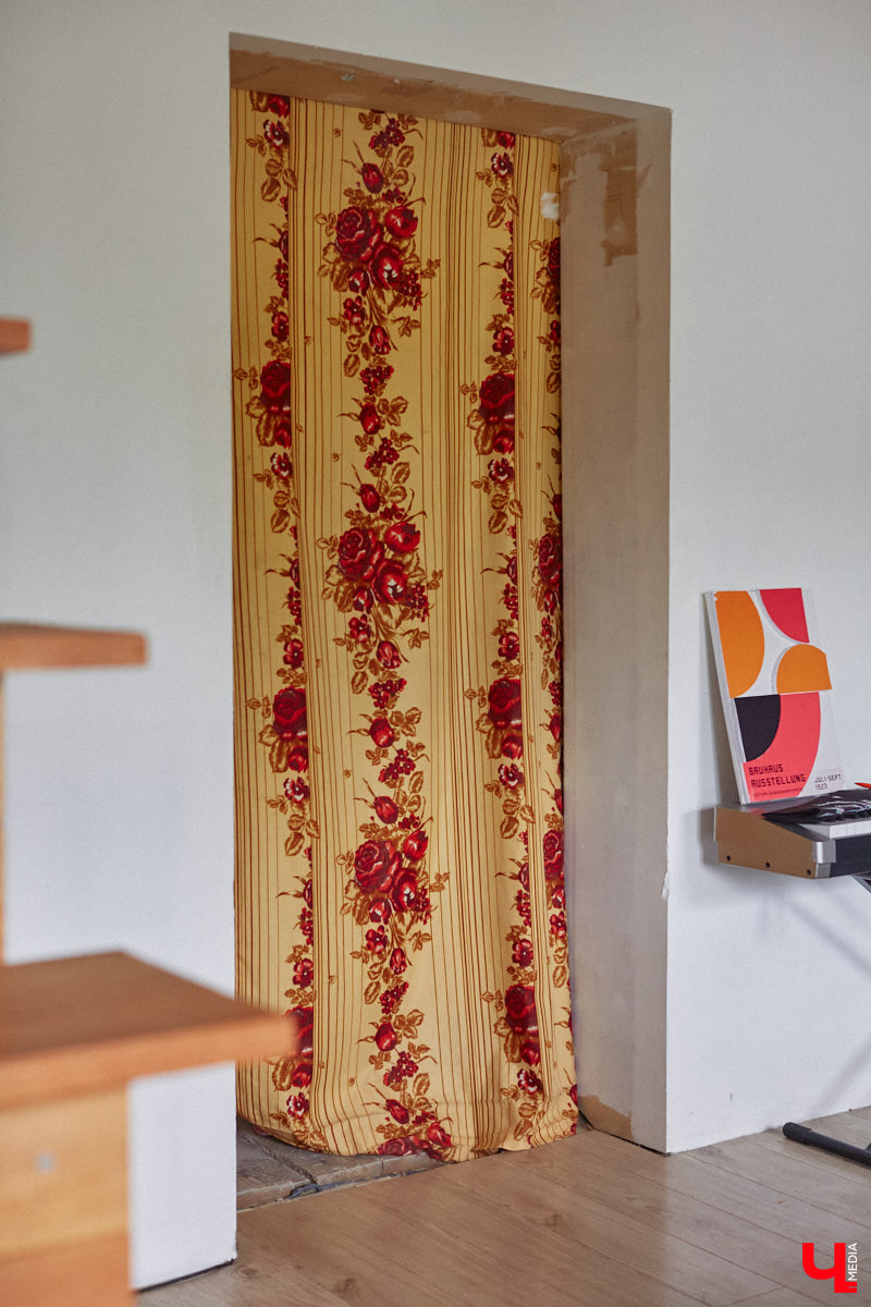 Неизвестно, появился        ли        бы уникальный арт-объект на        заборе в        Добром, если        бы у        керамиста Елизаветы Комаровой не        было дома с        собственной мастерской. Рассказываем про грандиозную реконструкцию семейного гнездышка на        перекрестке Погодина и        Восточной, где все сделано своими руками. А        главное        — с        любовью. Ну        и, разумеется, показываем, как из        заурядной сельской избы с        комнатами-клетушками владимирцы создали дом мечты с        совершенно неповторимым обликом.