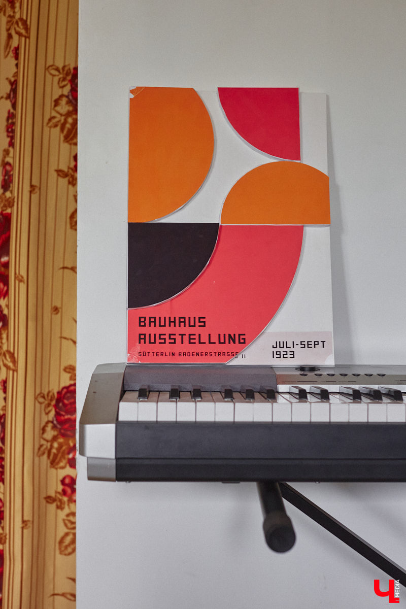 Неизвестно, появился        ли        бы уникальный арт-объект на        заборе в        Добром, если        бы у        керамиста Елизаветы Комаровой не        было дома с        собственной мастерской. Рассказываем про грандиозную реконструкцию семейного гнездышка на        перекрестке Погодина и        Восточной, где все сделано своими руками. А        главное        — с        любовью. Ну        и, разумеется, показываем, как из        заурядной сельской избы с        комнатами-клетушками владимирцы создали дом мечты с        совершенно неповторимым обликом.