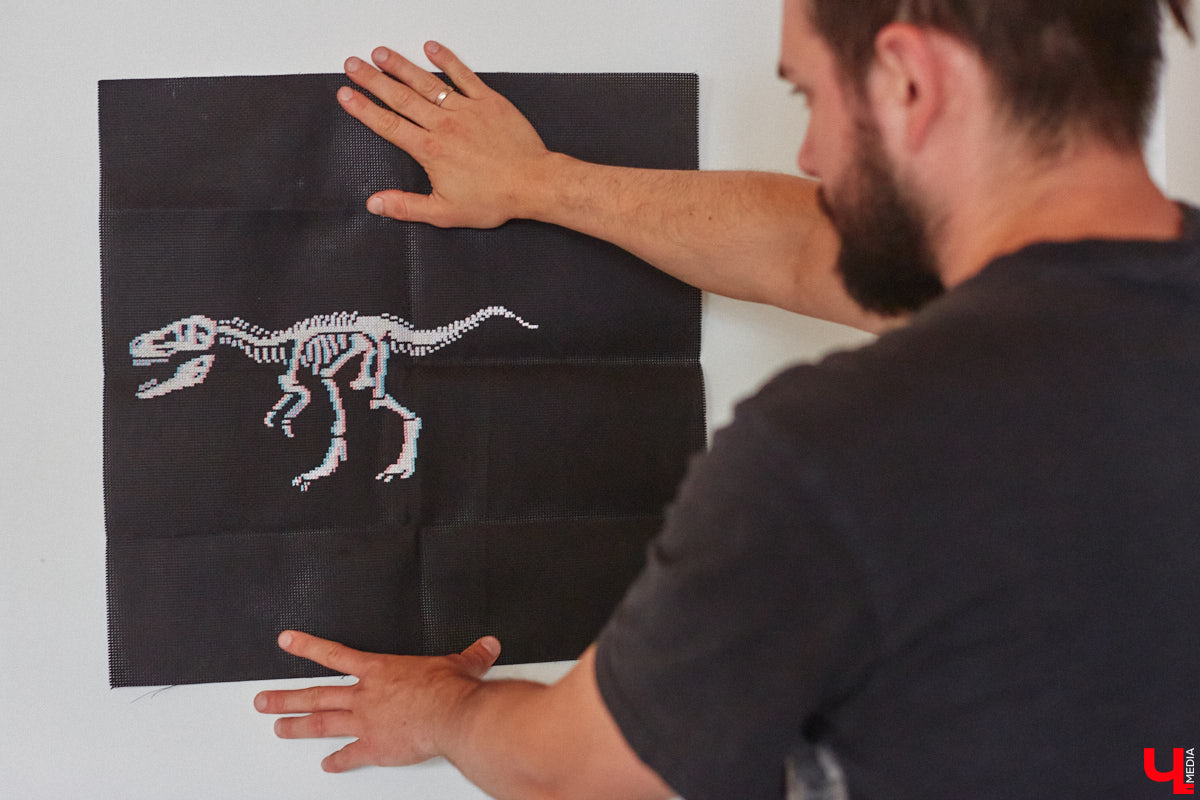 Неизвестно, появился        ли        бы уникальный арт-объект на        заборе в        Добром, если        бы у        керамиста Елизаветы Комаровой не        было дома с        собственной мастерской. Рассказываем про грандиозную реконструкцию семейного гнездышка на        перекрестке Погодина и        Восточной, где все сделано своими руками. А        главное        — с        любовью. Ну        и, разумеется, показываем, как из        заурядной сельской избы с        комнатами-клетушками владимирцы создали дом мечты с        совершенно неповторимым обликом.