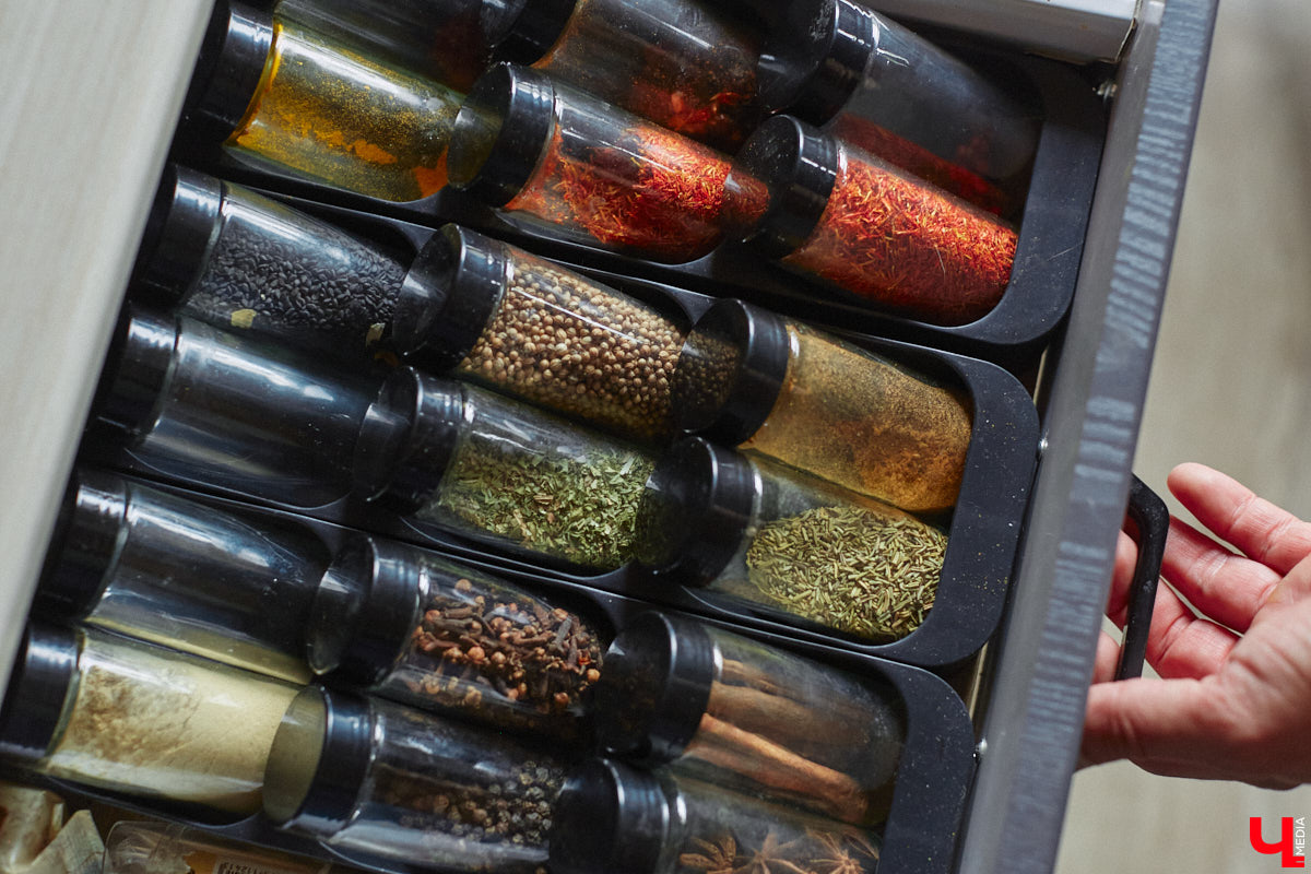 Неизвестно, появился        ли        бы уникальный арт-объект на        заборе в        Добром, если        бы у        керамиста Елизаветы Комаровой не        было дома с        собственной мастерской. Рассказываем про грандиозную реконструкцию семейного гнездышка на        перекрестке Погодина и        Восточной, где все сделано своими руками. А        главное        — с        любовью. Ну        и, разумеется, показываем, как из        заурядной сельской избы с        комнатами-клетушками владимирцы создали дом мечты с        совершенно неповторимым обликом.