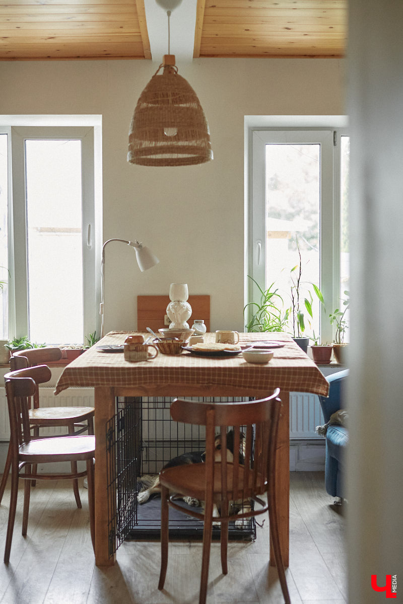 Неизвестно, появился        ли        бы уникальный арт-объект на        заборе в        Добром, если        бы у        керамиста Елизаветы Комаровой не        было дома с        собственной мастерской. Рассказываем про грандиозную реконструкцию семейного гнездышка на        перекрестке Погодина и        Восточной, где все сделано своими руками. А        главное        — с        любовью. Ну        и, разумеется, показываем, как из        заурядной сельской избы с        комнатами-клетушками владимирцы создали дом мечты с        совершенно неповторимым обликом.