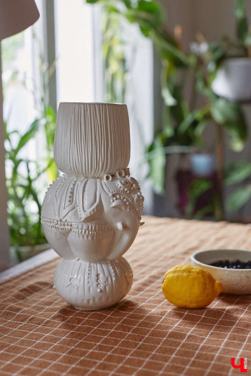 Неизвестно, появился        ли        бы уникальный арт-объект на        заборе в        Добром, если        бы у        керамиста Елизаветы Комаровой не        было дома с        собственной мастерской. Рассказываем про грандиозную реконструкцию семейного гнездышка на        перекрестке Погодина и        Восточной, где все сделано своими руками. А        главное        — с        любовью. Ну        и, разумеется, показываем, как из        заурядной сельской избы с        комнатами-клетушками владимирцы создали дом мечты с        совершенно неповторимым обликом.