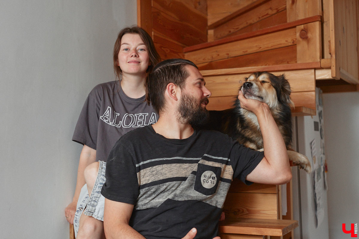 Неизвестно, появился        ли        бы уникальный арт-объект на        заборе в        Добром, если        бы у        керамиста Елизаветы Комаровой не        было дома с        собственной мастерской. Рассказываем про грандиозную реконструкцию семейного гнездышка на        перекрестке Погодина и        Восточной, где все сделано своими руками. А        главное        — с        любовью. Ну        и, разумеется, показываем, как из        заурядной сельской избы с        комнатами-клетушками владимирцы создали дом мечты с        совершенно неповторимым обликом.