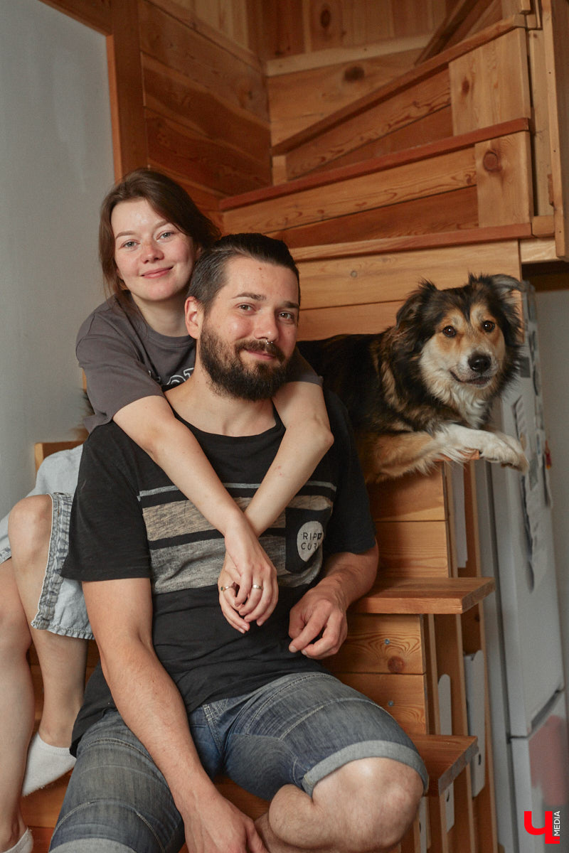 Неизвестно, появился        ли        бы уникальный арт-объект на        заборе в        Добром, если        бы у        керамиста Елизаветы Комаровой не        было дома с        собственной мастерской. Рассказываем про грандиозную реконструкцию семейного гнездышка на        перекрестке Погодина и        Восточной, где все сделано своими руками. А        главное        — с        любовью. Ну        и, разумеется, показываем, как из        заурядной сельской избы с        комнатами-клетушками владимирцы создали дом мечты с        совершенно неповторимым обликом.