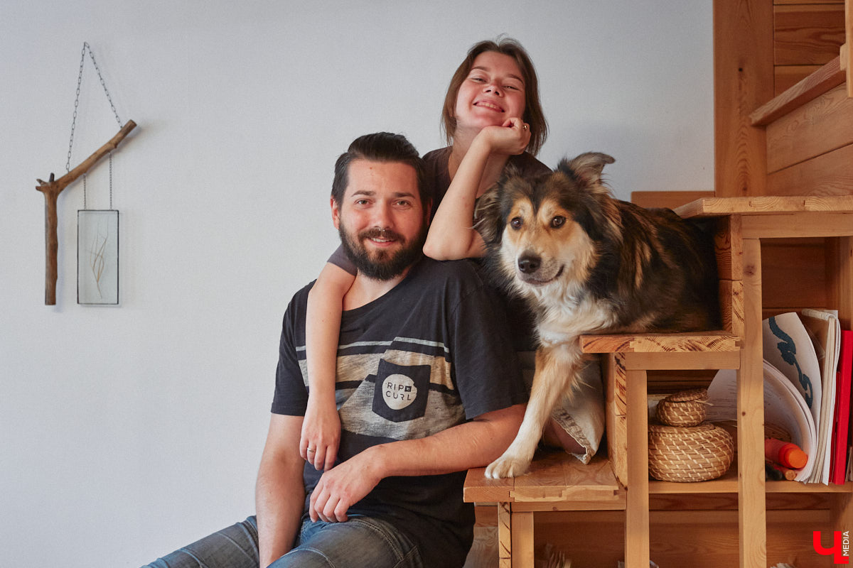 Неизвестно, появился        ли        бы уникальный арт-объект на        заборе в        Добром, если        бы у        керамиста Елизаветы Комаровой не        было дома с        собственной мастерской. Рассказываем про грандиозную реконструкцию семейного гнездышка на        перекрестке Погодина и        Восточной, где все сделано своими руками. А        главное        — с        любовью. Ну        и, разумеется, показываем, как из        заурядной сельской избы с        комнатами-клетушками владимирцы создали дом мечты с        совершенно неповторимым обликом.