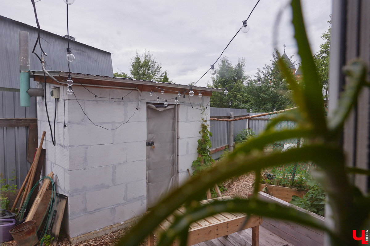 Неизвестно, появился        ли        бы уникальный арт-объект на        заборе в        Добром, если        бы у        керамиста Елизаветы Комаровой не        было дома с        собственной мастерской. Рассказываем про грандиозную реконструкцию семейного гнездышка на        перекрестке Погодина и        Восточной, где все сделано своими руками. А        главное        — с        любовью. Ну        и, разумеется, показываем, как из        заурядной сельской избы с        комнатами-клетушками владимирцы создали дом мечты с        совершенно неповторимым обликом.