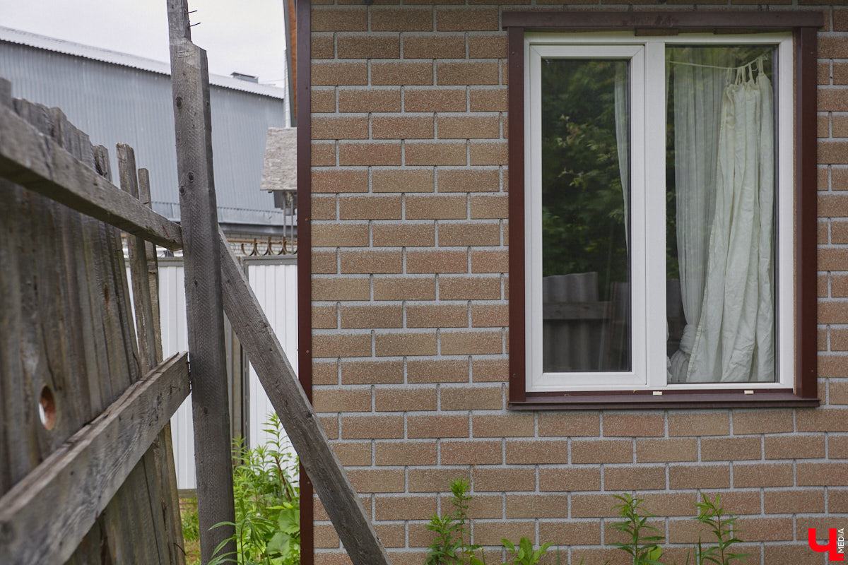 Неизвестно, появился        ли        бы уникальный арт-объект на        заборе в        Добром, если        бы у        керамиста Елизаветы Комаровой не        было дома с        собственной мастерской. Рассказываем про грандиозную реконструкцию семейного гнездышка на        перекрестке Погодина и        Восточной, где все сделано своими руками. А        главное        — с        любовью. Ну        и, разумеется, показываем, как из        заурядной сельской избы с        комнатами-клетушками владимирцы создали дом мечты с        совершенно неповторимым обликом.