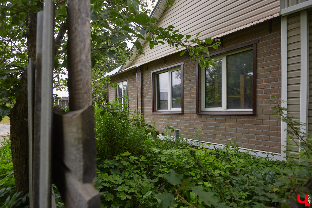 Неизвестно, появился        ли        бы уникальный арт-объект на        заборе в        Добром, если        бы у        керамиста Елизаветы Комаровой не        было дома с        собственной мастерской. Рассказываем про грандиозную реконструкцию семейного гнездышка на        перекрестке Погодина и        Восточной, где все сделано своими руками. А        главное        — с        любовью. Ну        и, разумеется, показываем, как из        заурядной сельской избы с        комнатами-клетушками владимирцы создали дом мечты с        совершенно неповторимым обликом.