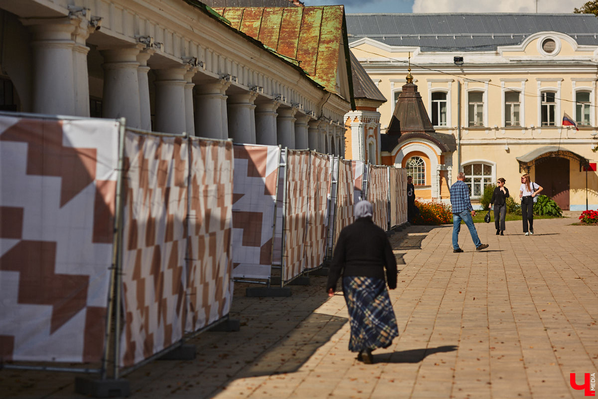 Суздаль продолжает активную подготовку к тысячелетию города. В списке работ масштабная реконструкция Торговых рядов. Она уже идет. Гостиный двор частично огородили. При этом главный вопрос, конечно, в другом: будут ли в это время функционировать заведения и торговые точки?