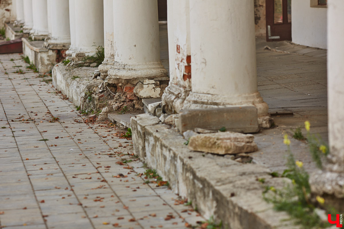 Суздаль продолжает активную подготовку к тысячелетию города. В списке работ масштабная реконструкция Торговых рядов. Она уже идет. Гостиный двор частично огородили. При этом главный вопрос, конечно, в другом: будут ли в это время функционировать заведения и торговые точки?