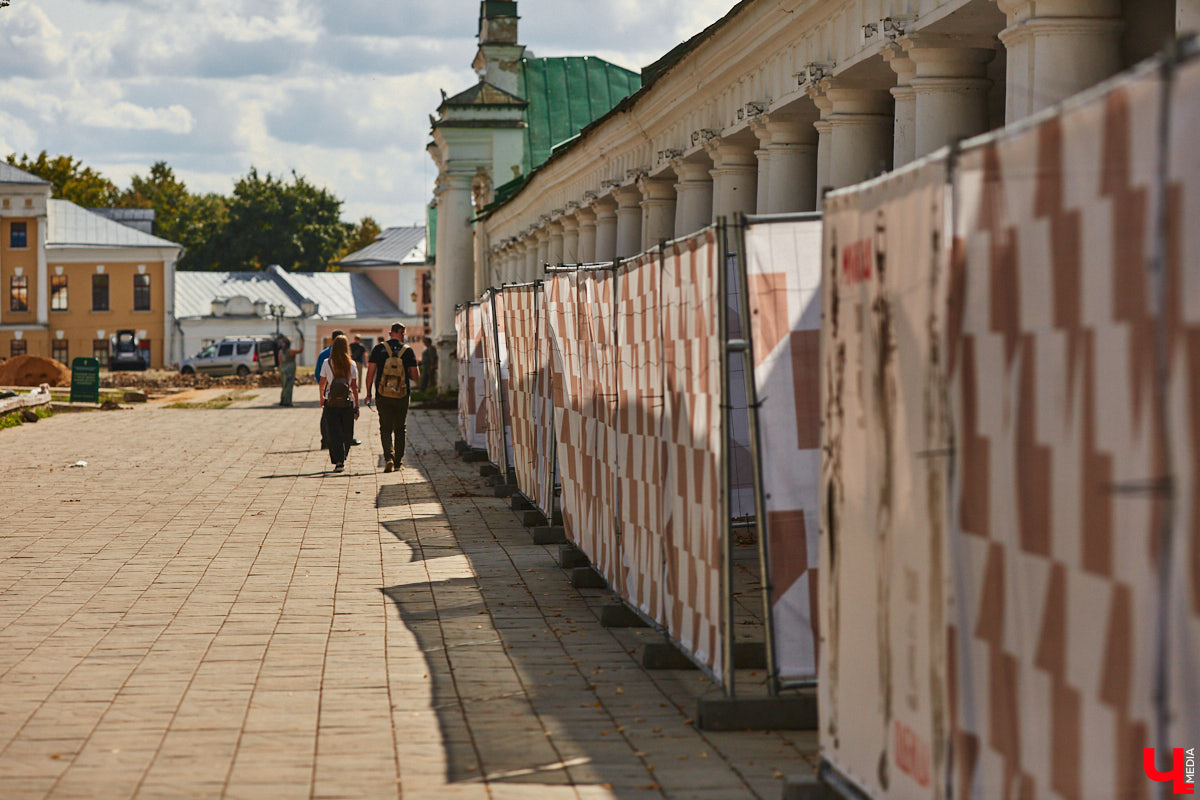 Суздаль продолжает активную подготовку к тысячелетию города. В списке работ масштабная реконструкция Торговых рядов. Она уже идет. Гостиный двор частично огородили. При этом главный вопрос, конечно, в другом: будут ли в это время функционировать заведения и торговые точки?
