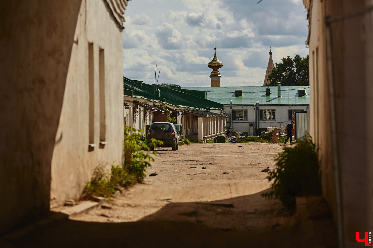 Суздаль продолжает активную подготовку к тысячелетию города. В списке работ масштабная реконструкция Торговых рядов. Она уже идет. Гостиный двор частично огородили. При этом главный вопрос, конечно, в другом: будут ли в это время функционировать заведения и торговые точки?