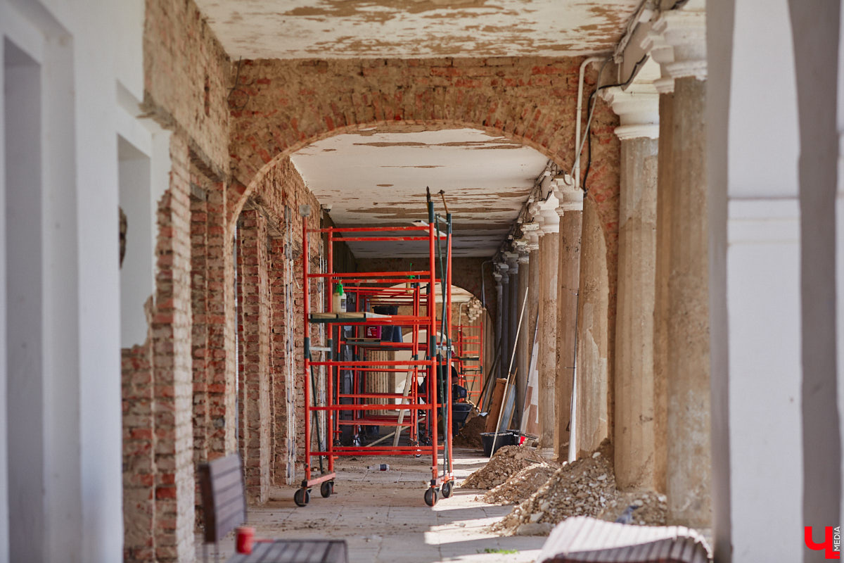 Суздаль продолжает активную подготовку к тысячелетию города. В списке работ масштабная реконструкция Торговых рядов. Она уже идет. Гостиный двор частично огородили. При этом главный вопрос, конечно, в другом: будут ли в это время функционировать заведения и торговые точки?