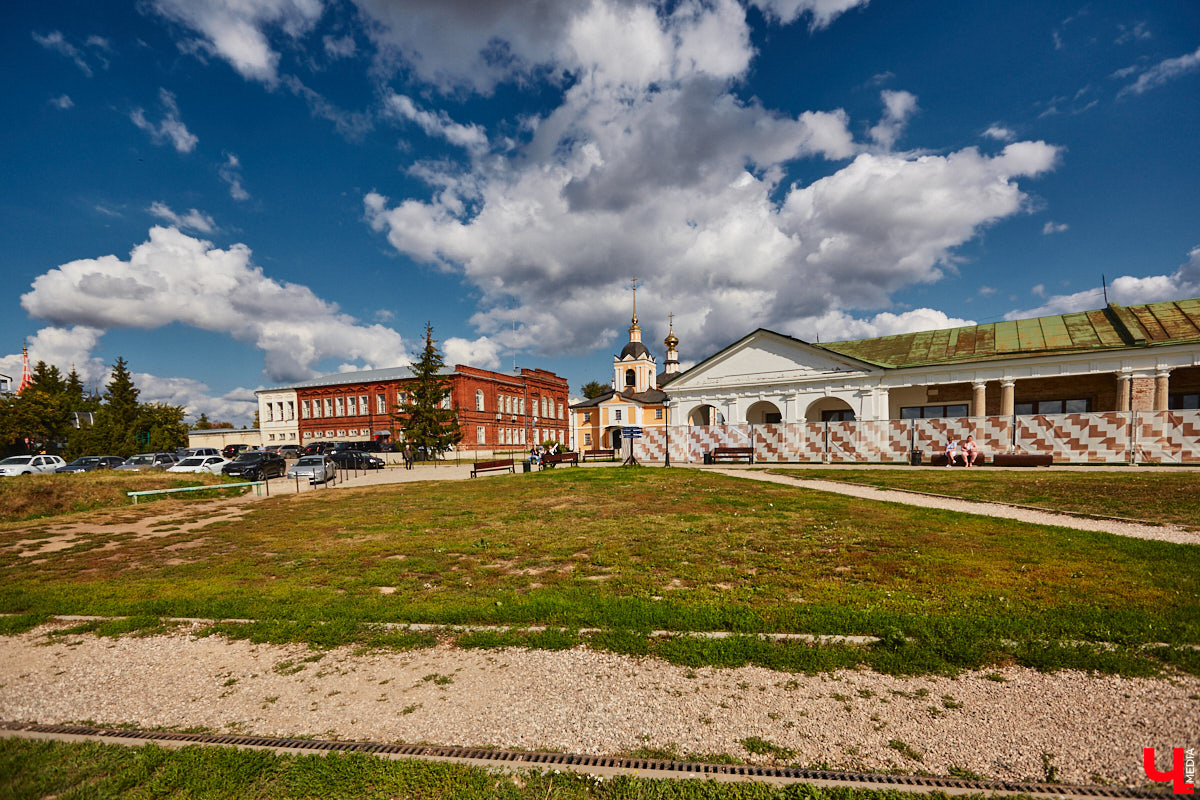Суздаль продолжает активную подготовку к тысячелетию города. В списке работ масштабная реконструкция Торговых рядов. Она уже идет. Гостиный двор частично огородили. При этом главный вопрос, конечно, в другом: будут ли в это время функционировать заведения и торговые точки?