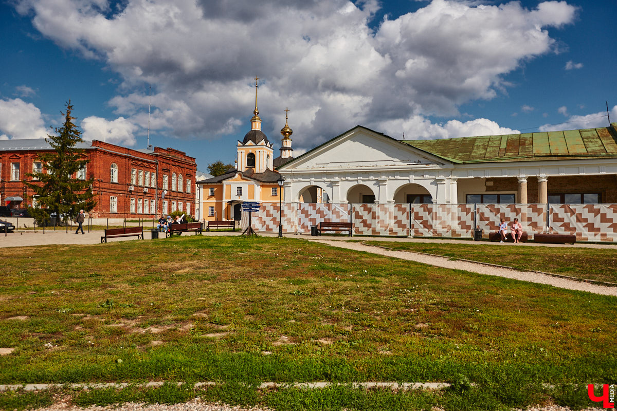 Суздаль продолжает активную подготовку к тысячелетию города. В списке работ масштабная реконструкция Торговых рядов. Она уже идет. Гостиный двор частично огородили. При этом главный вопрос, конечно, в другом: будут ли в это время функционировать заведения и торговые точки?