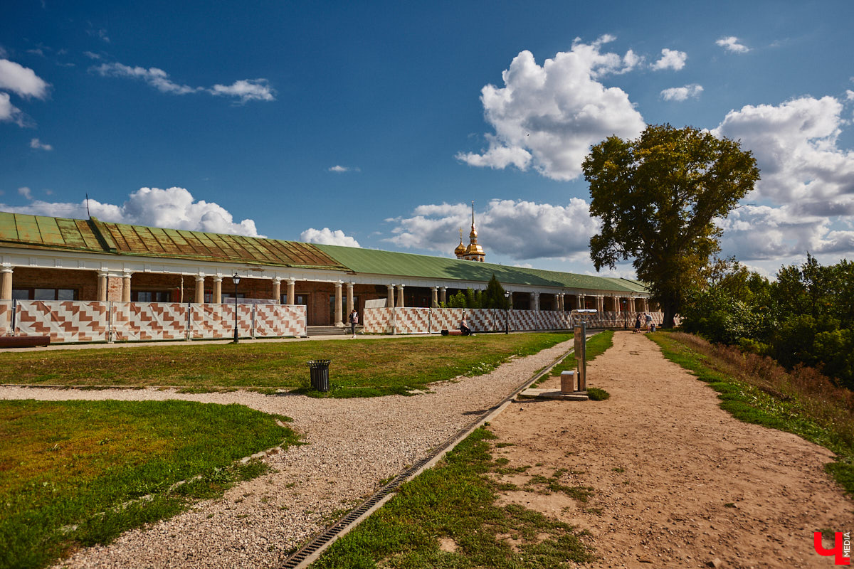 Суздаль продолжает активную подготовку к тысячелетию города. В списке работ масштабная реконструкция Торговых рядов. Она уже идет. Гостиный двор частично огородили. При этом главный вопрос, конечно, в другом: будут ли в это время функционировать заведения и торговые точки?