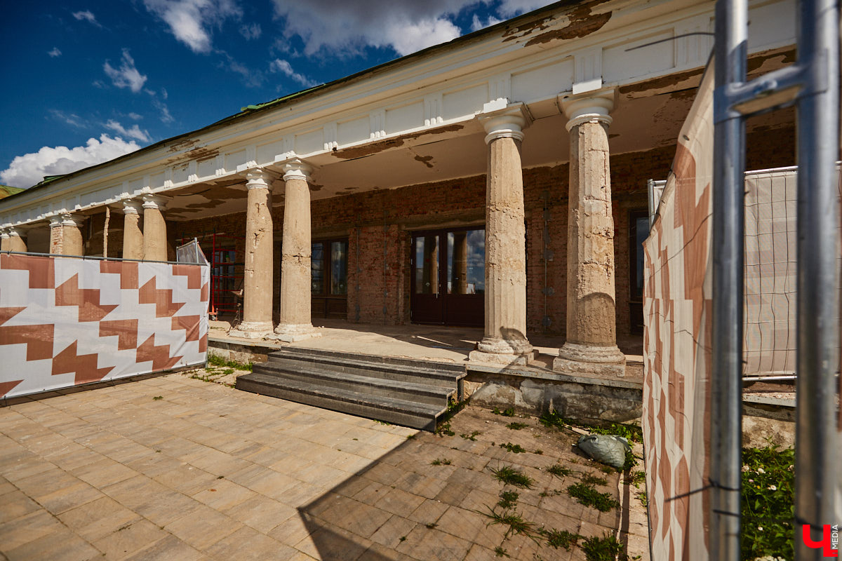 Суздаль продолжает активную подготовку к тысячелетию города. В списке работ масштабная реконструкция Торговых рядов. Она уже идет. Гостиный двор частично огородили. При этом главный вопрос, конечно, в другом: будут ли в это время функционировать заведения и торговые точки?