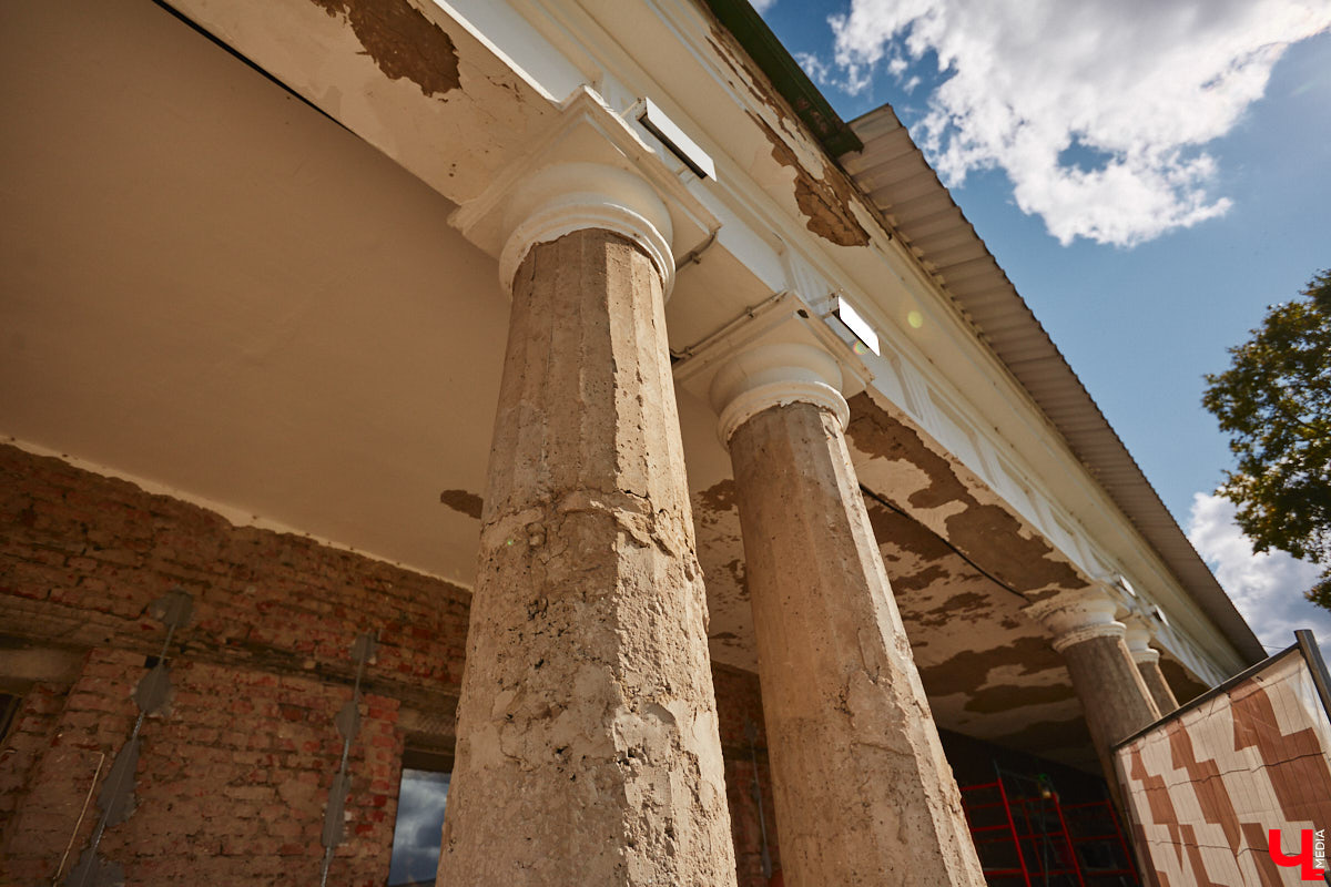 Суздаль продолжает активную подготовку к тысячелетию города. В списке работ масштабная реконструкция Торговых рядов. Она уже идет. Гостиный двор частично огородили. При этом главный вопрос, конечно, в другом: будут ли в это время функционировать заведения и торговые точки?