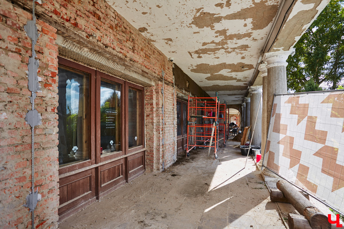 Суздаль продолжает активную подготовку к тысячелетию города. В списке работ масштабная реконструкция Торговых рядов. Она уже идет. Гостиный двор частично огородили. При этом главный вопрос, конечно, в другом: будут ли в это время функционировать заведения и торговые точки?