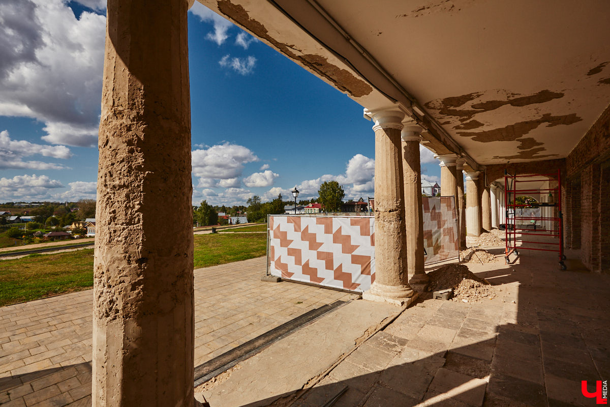 Суздаль продолжает активную подготовку к тысячелетию города. В списке работ масштабная реконструкция Торговых рядов. Она уже идет. Гостиный двор частично огородили. При этом главный вопрос, конечно, в другом: будут ли в это время функционировать заведения и торговые точки?