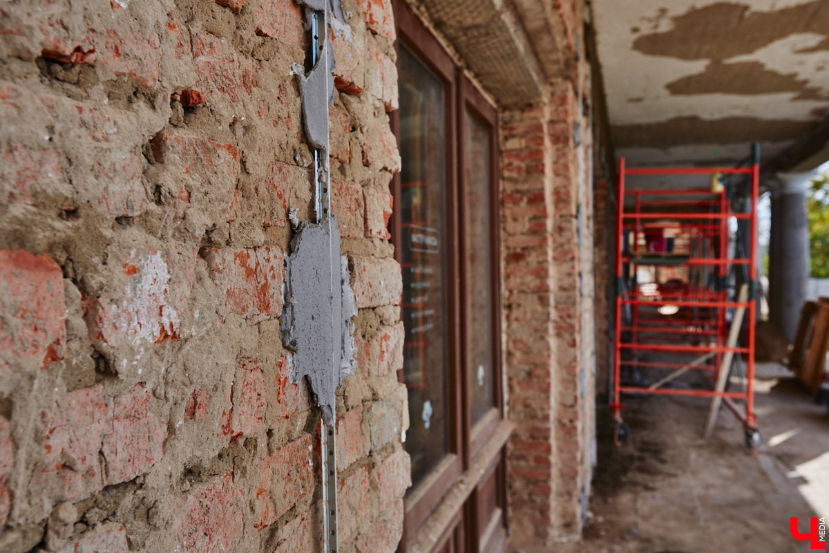 Суздаль продолжает активную подготовку к тысячелетию города. В списке работ масштабная реконструкция Торговых рядов. Она уже идет. Гостиный двор частично огородили. При этом главный вопрос, конечно, в другом: будут ли в это время функционировать заведения и торговые точки?