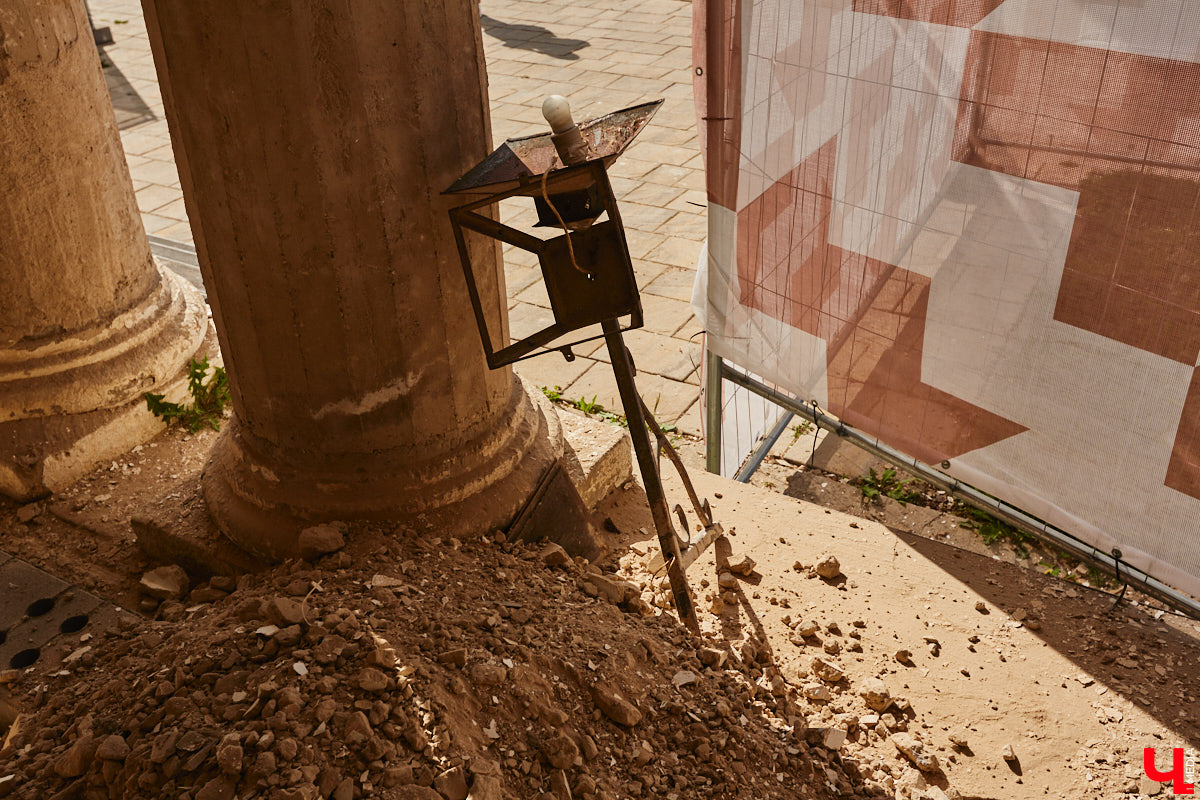 Суздаль продолжает активную подготовку к тысячелетию города. В списке работ масштабная реконструкция Торговых рядов. Она уже идет. Гостиный двор частично огородили. При этом главный вопрос, конечно, в другом: будут ли в это время функционировать заведения и торговые точки?
