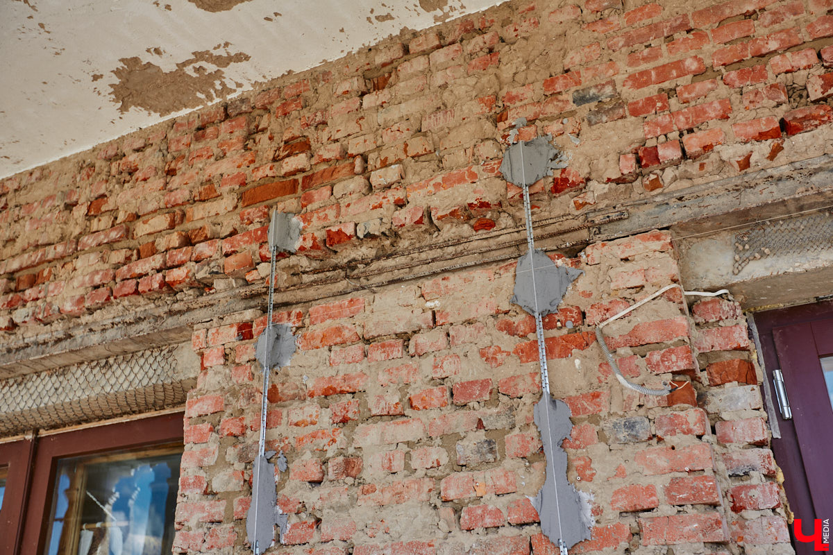 Суздаль продолжает активную подготовку к тысячелетию города. В списке работ масштабная реконструкция Торговых рядов. Она уже идет. Гостиный двор частично огородили. При этом главный вопрос, конечно, в другом: будут ли в это время функционировать заведения и торговые точки?