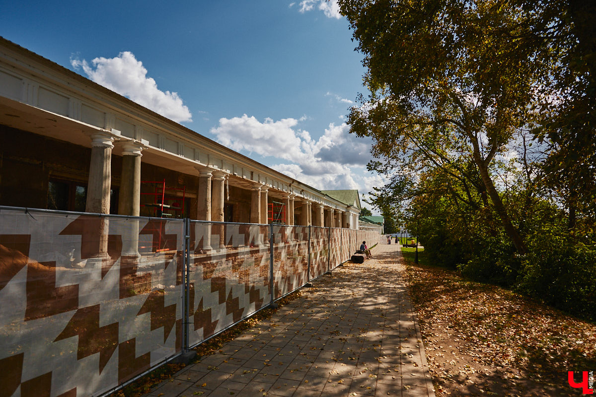 Суздаль продолжает активную подготовку к тысячелетию города. В списке работ масштабная реконструкция Торговых рядов. Она уже идет. Гостиный двор частично огородили. При этом главный вопрос, конечно, в другом: будут ли в это время функционировать заведения и торговые точки?