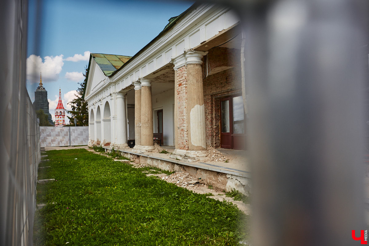 Суздаль продолжает активную подготовку к тысячелетию города. В списке работ масштабная реконструкция Торговых рядов. Она уже идет. Гостиный двор частично огородили. При этом главный вопрос, конечно, в другом: будут ли в это время функционировать заведения и торговые точки?