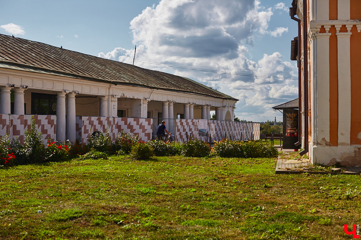 Суздаль продолжает активную подготовку к тысячелетию города. В списке работ масштабная реконструкция Торговых рядов. Она уже идет. Гостиный двор частично огородили. При этом главный вопрос, конечно, в другом: будут ли в это время функционировать заведения и торговые точки?