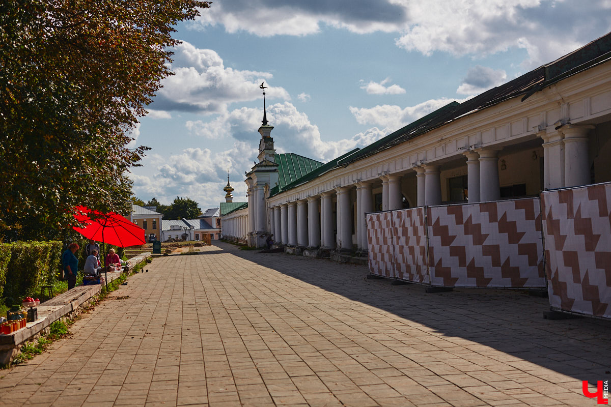 Суздаль продолжает активную подготовку к тысячелетию города. В списке работ масштабная реконструкция Торговых рядов. Она уже идет. Гостиный двор частично огородили. При этом главный вопрос, конечно, в другом: будут ли в это время функционировать заведения и торговые точки?