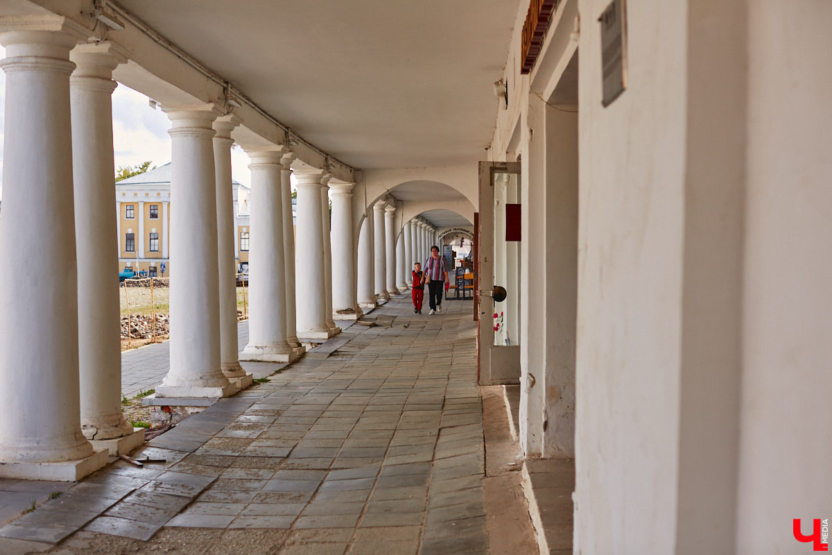 Суздаль продолжает активную подготовку к тысячелетию города. В списке работ масштабная реконструкция Торговых рядов. Она уже идет. Гостиный двор частично огородили. При этом главный вопрос, конечно, в другом: будут ли в это время функционировать заведения и торговые точки?