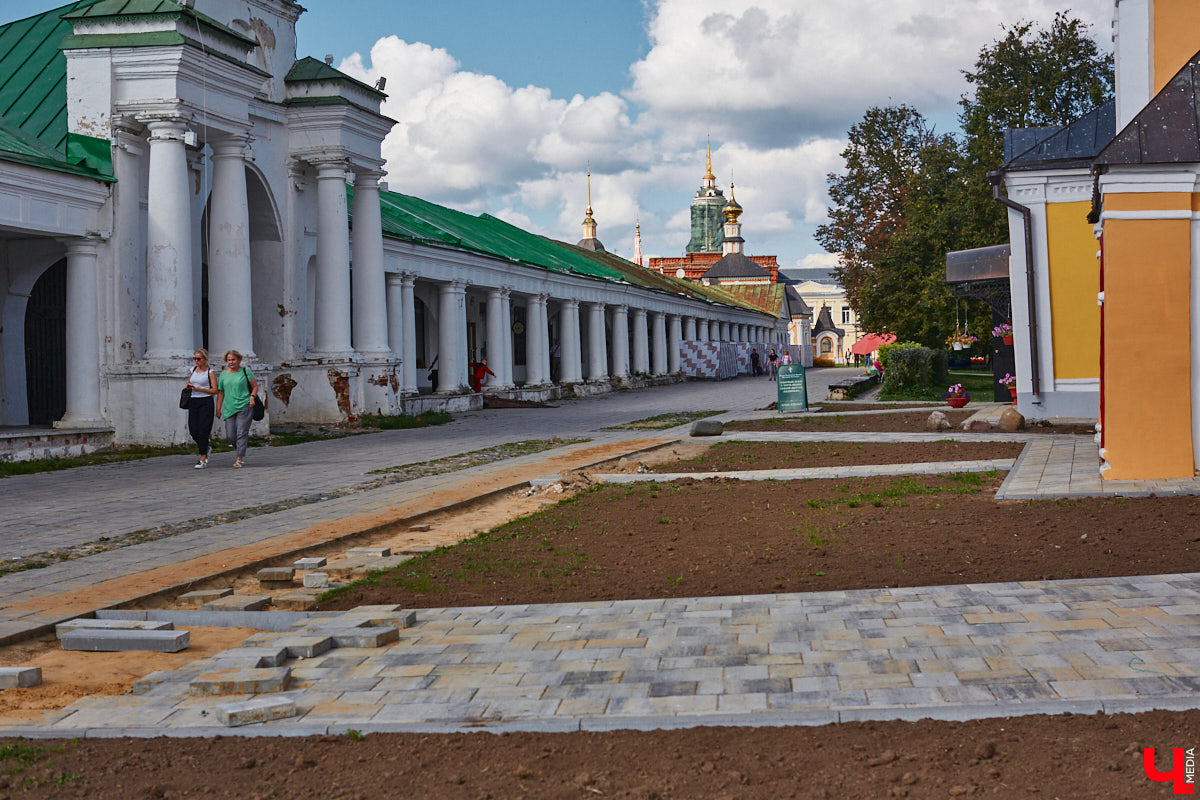 Суздаль продолжает активную подготовку к тысячелетию города. В списке работ масштабная реконструкция Торговых рядов. Она уже идет. Гостиный двор частично огородили. При этом главный вопрос, конечно, в другом: будут ли в это время функционировать заведения и торговые точки?