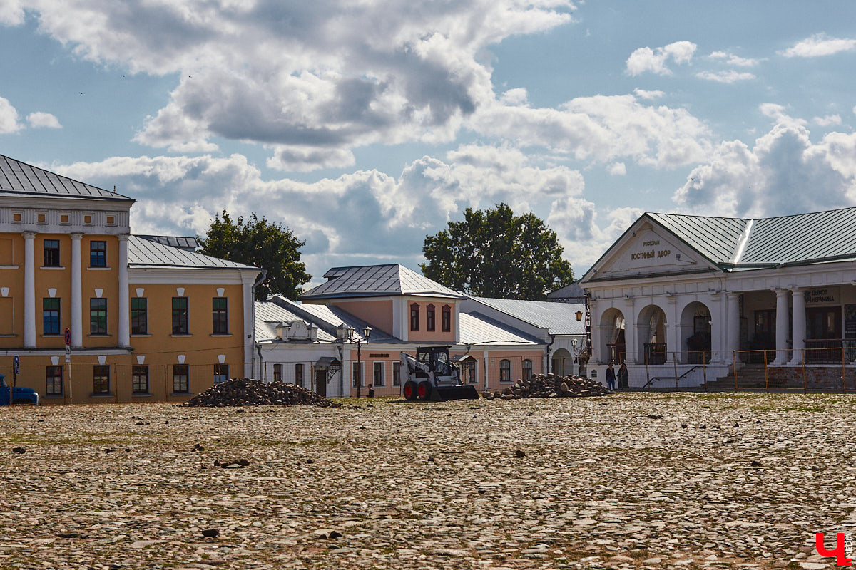 Суздаль продолжает активную подготовку к тысячелетию города. В списке работ масштабная реконструкция Торговых рядов. Она уже идет. Гостиный двор частично огородили. При этом главный вопрос, конечно, в другом: будут ли в это время функционировать заведения и торговые точки?