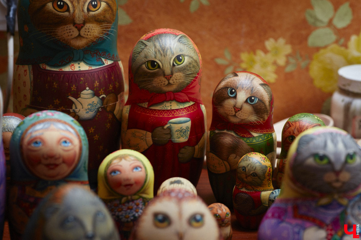 Владимирская мастерица Виктория Цагареишвили расписывает авторские матрешки. В ее коллекции в основном хорошо узнаваемые персонажи из русских народных сказок: Баба-яга, Дед Мороз, все герои «Репки». Также есть милые совы, котики в платочках. И двух одинаковых образов не найти.