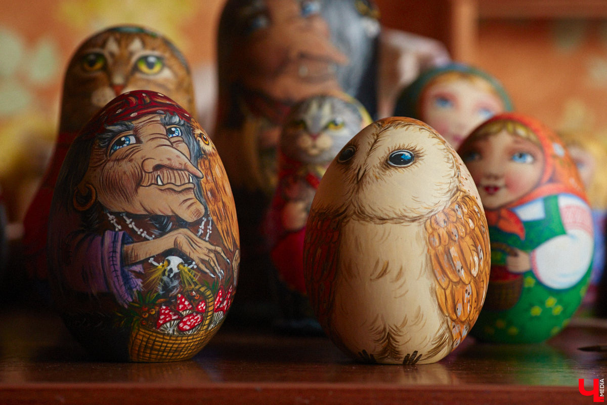 Владимирская мастерица Виктория Цагареишвили расписывает авторские матрешки. В ее коллекции в основном хорошо узнаваемые персонажи из русских народных сказок: Баба-яга, Дед Мороз, все герои «Репки». Также есть милые совы, котики в платочках. И двух одинаковых образов не найти.