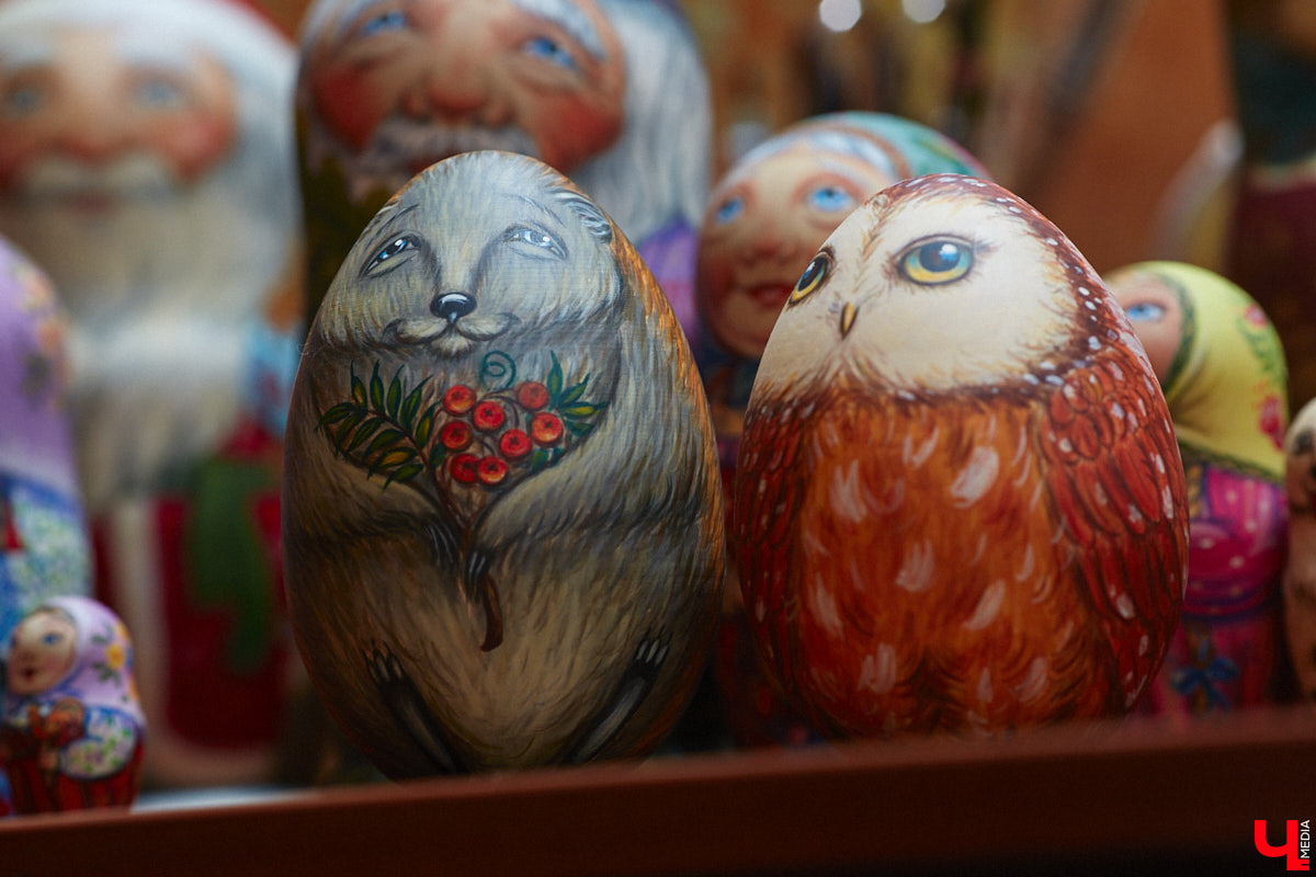 Владимирская мастерица Виктория Цагареишвили расписывает авторские матрешки. В ее коллекции в основном хорошо узнаваемые персонажи из русских народных сказок: Баба-яга, Дед Мороз, все герои «Репки». Также есть милые совы, котики в платочках. И двух одинаковых образов не найти.