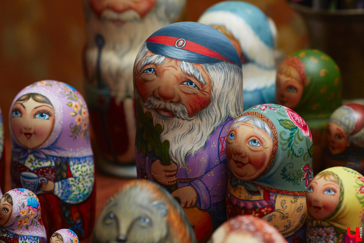 Владимирская мастерица Виктория Цагареишвили расписывает авторские матрешки. В ее коллекции в основном хорошо узнаваемые персонажи из русских народных сказок: Баба-яга, Дед Мороз, все герои «Репки». Также есть милые совы, котики в платочках. И двух одинаковых образов не найти.