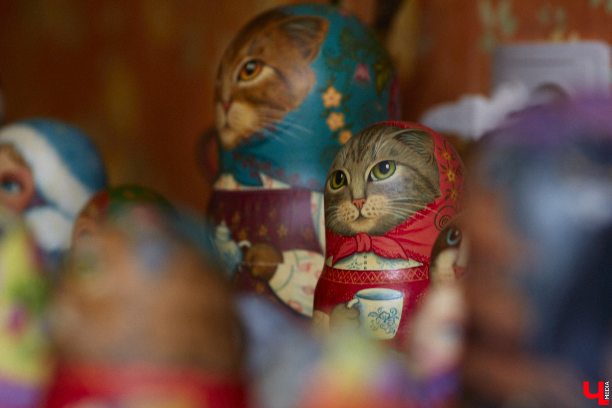 Владимирская мастерица Виктория Цагареишвили расписывает авторские матрешки. В ее коллекции в основном хорошо узнаваемые персонажи из русских народных сказок: Баба-яга, Дед Мороз, все герои «Репки». Также есть милые совы, котики в платочках. И двух одинаковых образов не найти.