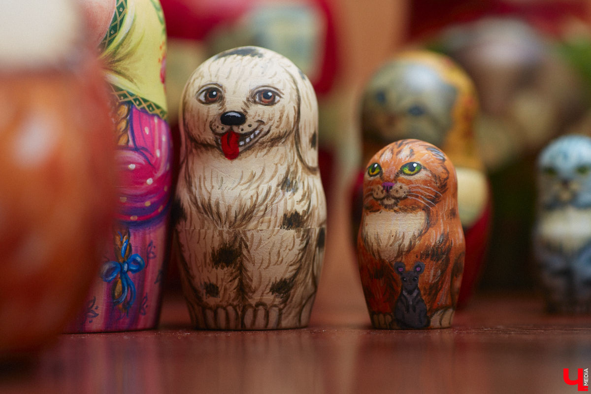 Владимирская мастерица Виктория Цагареишвили расписывает авторские матрешки. В ее коллекции в основном хорошо узнаваемые персонажи из русских народных сказок: Баба-яга, Дед Мороз, все герои «Репки». Также есть милые совы, котики в платочках. И двух одинаковых образов не найти.