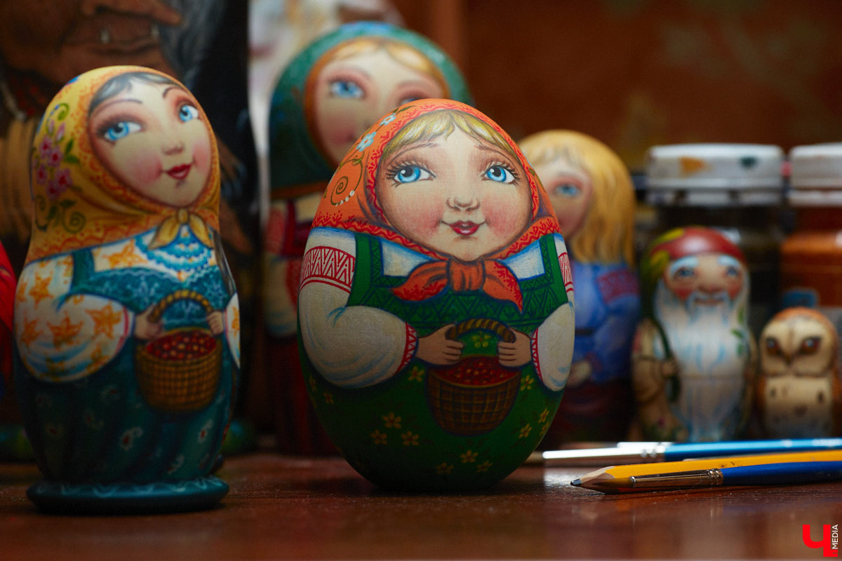 Владимирская мастерица Виктория Цагареишвили расписывает авторские матрешки. В ее коллекции в основном хорошо узнаваемые персонажи из русских народных сказок: Баба-яга, Дед Мороз, все герои «Репки». Также есть милые совы, котики в платочках. И двух одинаковых образов не найти.