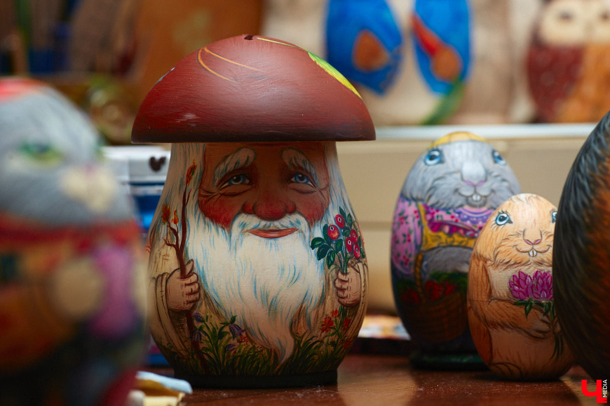 Владимирская мастерица Виктория Цагареишвили расписывает авторские матрешки. В ее коллекции в основном хорошо узнаваемые персонажи из русских народных сказок: Баба-яга, Дед Мороз, все герои «Репки». Также есть милые совы, котики в платочках. И двух одинаковых образов не найти.