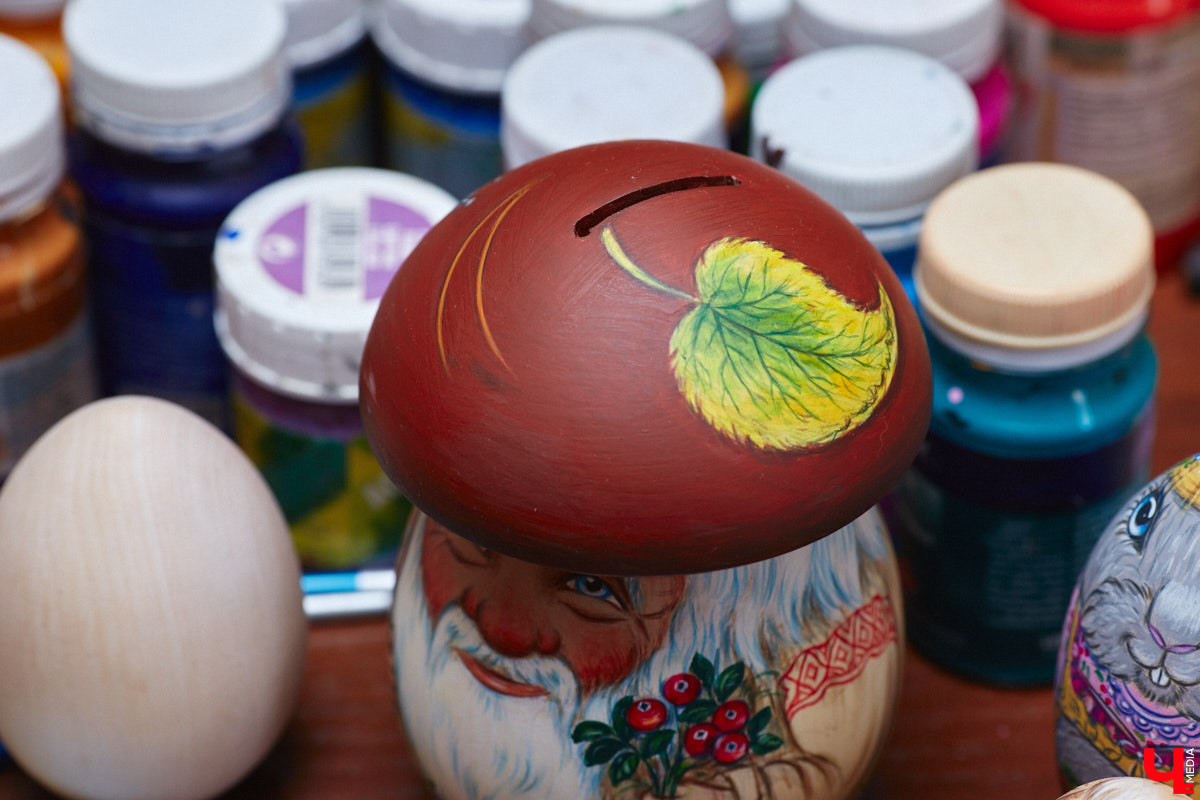 Владимирская мастерица Виктория Цагареишвили расписывает авторские матрешки. В ее коллекции в основном хорошо узнаваемые персонажи из русских народных сказок: Баба-яга, Дед Мороз, все герои «Репки». Также есть милые совы, котики в платочках. И двух одинаковых образов не найти.